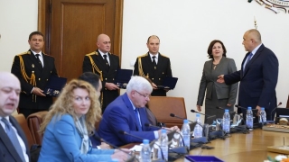 Борисов награди полицаи и ги прати да поемат снега 