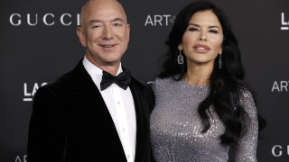 Цяло лято наблюдаваме как Лорън Санчес и Джеф Безос се