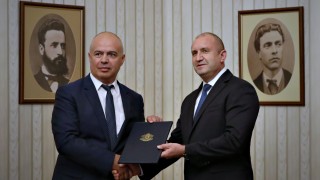 Лидерът на БСП Корнелия Нинова все пак дойде в президентството