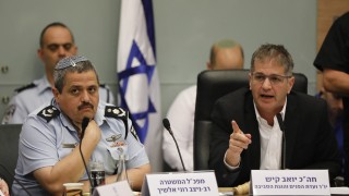 Полицията на Израел съобщи че подозира в корупция приближен на премиера