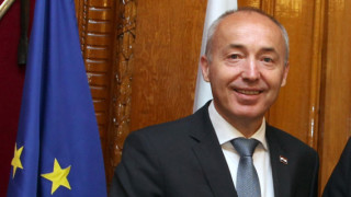 Хърватският министър на отбраната Дамир Кръстичевич подаде оставка тази вечер
