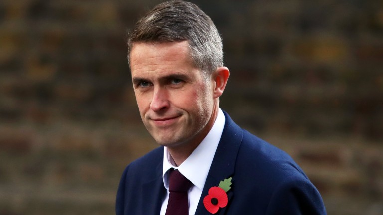 Мей уволни военния си министър заради изтекла информация за Huawei