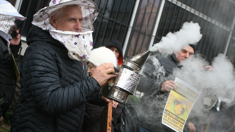 Пчелари с протест пред областната администрация в Плевен, съобщава БНР.