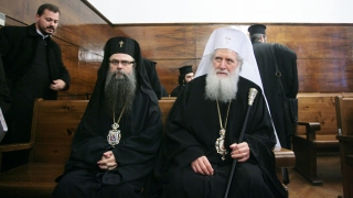 С камбанен звън, молебен и адвокати Синодът поиска правда за „Св. Александър Невски”