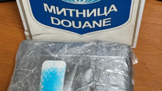 Дрогиран 26 годишен мъж опита да прекара над 1 2 кг кокаин