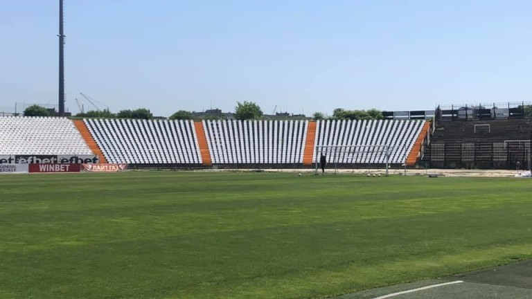 Багери започнаха да бутат югоизточната част от стадион "Локомотив"