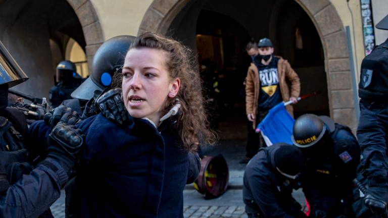 Сблъсъци и арести на протест срещу COVID мерките в Чехия 