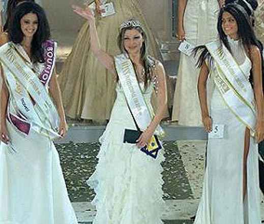 Бивша асистентка на Сегал се самозапалва