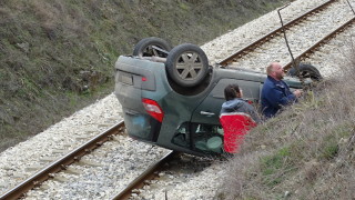 Кола падна на жп линия