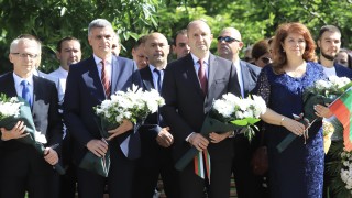 Нека не политизираме днешният прекрасен български празник Това каза президентът