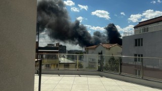 Пожар обхвана покрива на Техническия университет във Варна