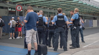 Части от летището във Франкфурт бяха евакуирани и десетки полети