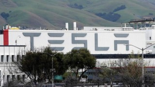 Автомобилният производител Tesla увеличи заплатите на работниците във фабриките си