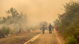 Екипите работят за овладяване на продължаващия пожар в Еврос в
