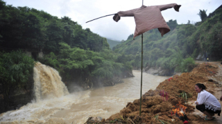 Хиляди изчезнали сред кал и порои в Китай