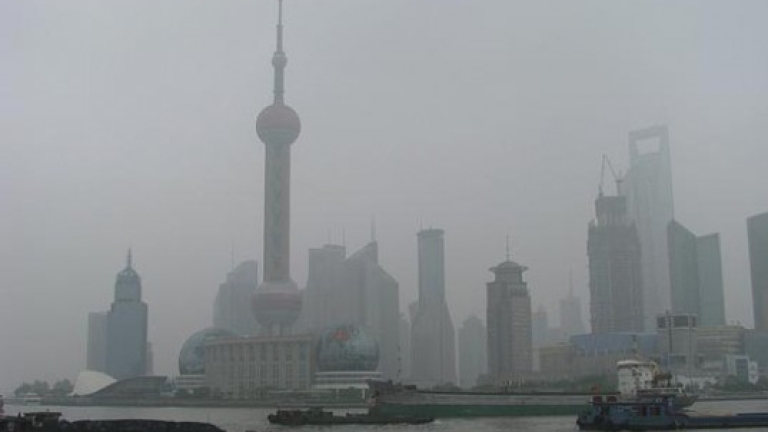 И Шанхай затиснат от тежък смог