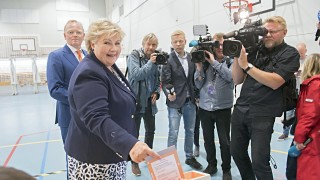 Норвежкият премиер Ерна Солберг обяви победа на проведените през уикенда