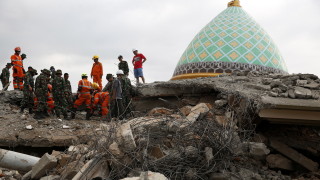 Ново силно земетресение в Индонезия съобщават световни агенции Геоложката служба