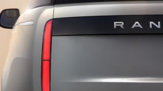 Range Rover става електрически, а опашката от чакащи се увеличава