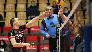 Нефтохимик 2010 спечели първото място в редовния сезон от шампионата