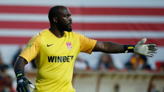 Джони Пласид титулярният вратар на Царско село ще продължи кариерата