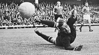 Авторитетното издание France Football обяви кой е най добрият вратар в