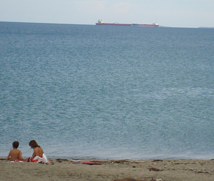Данъчни по бански под прикритие на плажа  