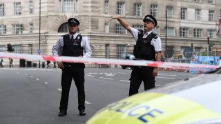 Мъж е ранен близо до правителствените служби в Лондон предаде