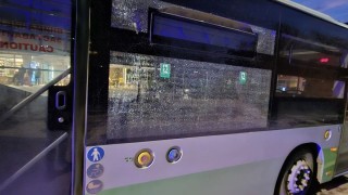 Поредно вандалско посегателство срещу градски транспорт Неизвестни стреляха по еко