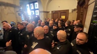 Сблъсъци пред кабинета на Сарафов в Съдебната палата (видео)