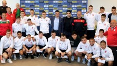 Борислав Михайлов награди юношеските национали преди финалите на Евро 2022