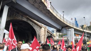 Пристанищни работници в Италия блокираха пътища в протест срещу войната в Газа