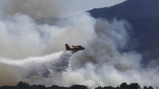 Горските пожари на хълмовете край френския крайбрежен курорт Сен Тропе