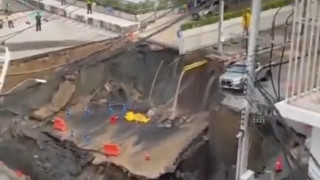 Огромна дупка зейна в центъра на Банкок