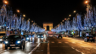 В Париж запалиха коледните светлини (СНИМКИ)