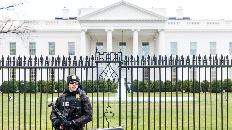 Камион се вряза в бариерите за сигурност край Белия дом