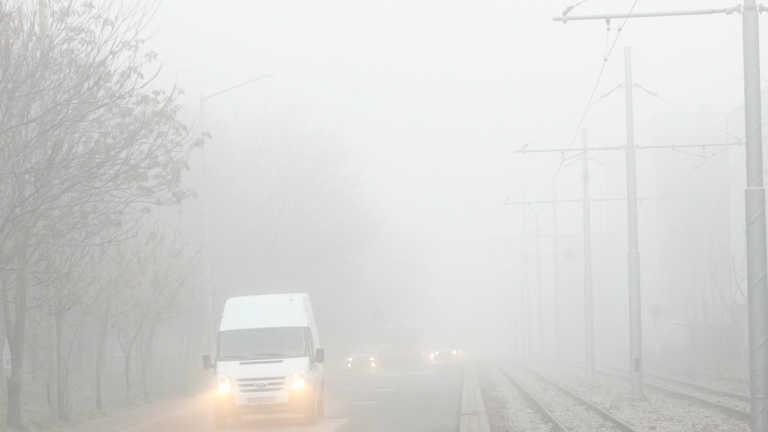 Мъгла затруднява движението по пътищата, видимостта е ограничена до 50 м