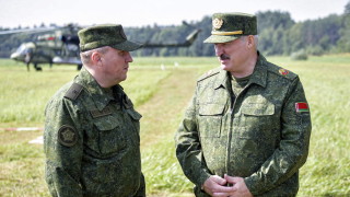 Беларуският президент Александър Лукашенко инспектира танков батальон близо до границата