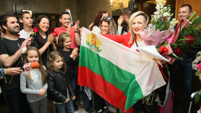 Фенове на Поли Генова от цял свят пеят песента й от "Евровизия" (ВИДЕО)