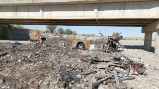 Повече от 40 души бяха убити след като автобус падна