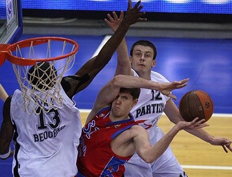 Партизан едва оцеля след обстрел с камъни в Загреб