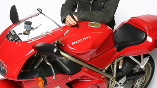 Боно продава на търг своето Ducati 916 