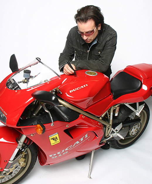 Боно продава на търг своето Ducati 916