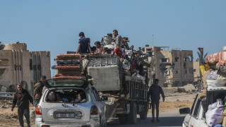 Принудителното разселване е от град Рафах в Газа съобщава Ройтерс