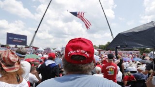 Стрелецът за когото се твърди в събота на митинг в