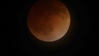 Пълното затъмнение беше предшествано от „кървава Луна”