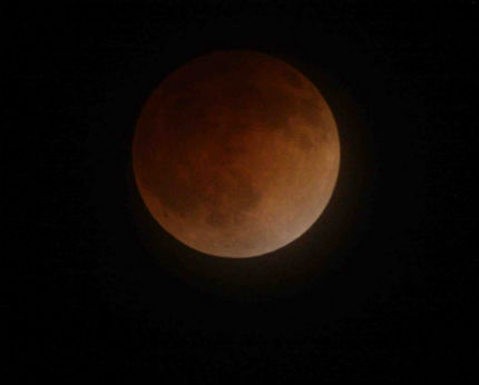 Пълното затъмнение беше предшествано от „кървава Луна” 