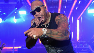 Фло Райда поздравява на испански