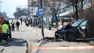 Кола се заби в автобусна спирка на столичния бул. "Г. М. Димитров"