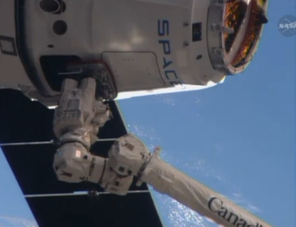 Космическият "камион" Dragon стигна благополучно до МКС